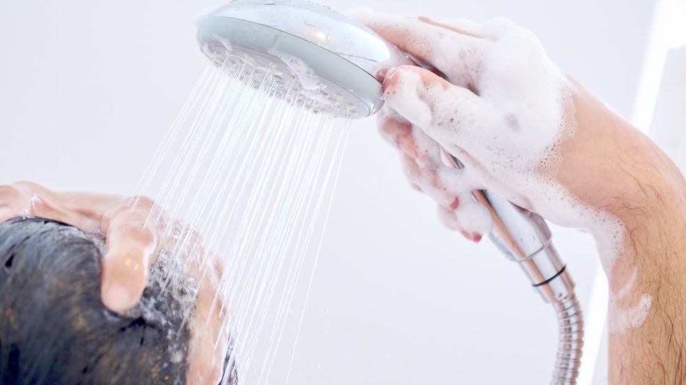 Stiftung Warentest hat 20 Sparduschköpfe untersucht - nicht alle halten jedoch ihr Wassersparversprechen. Foto: dpa/Annette Riedl