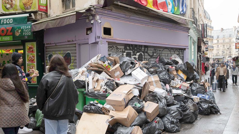 Müll stapelt sich auf den Gehwegen einer Pariser Straße. Foto: dpa/AFP/Alain Jocard