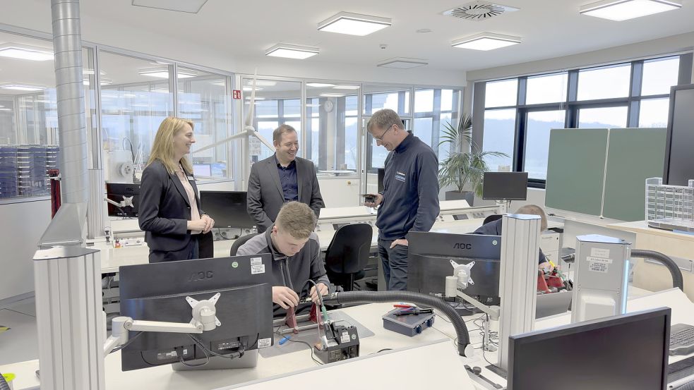 Ausbildungsleiterin Nicole Nanninga-Denker, Staatssekretär Marco Hartrich und Ausbilder Thomas Lichtsinn in der Enercon- Ausbildungswerkstatt Elektronik im EEZ. Foto: privat