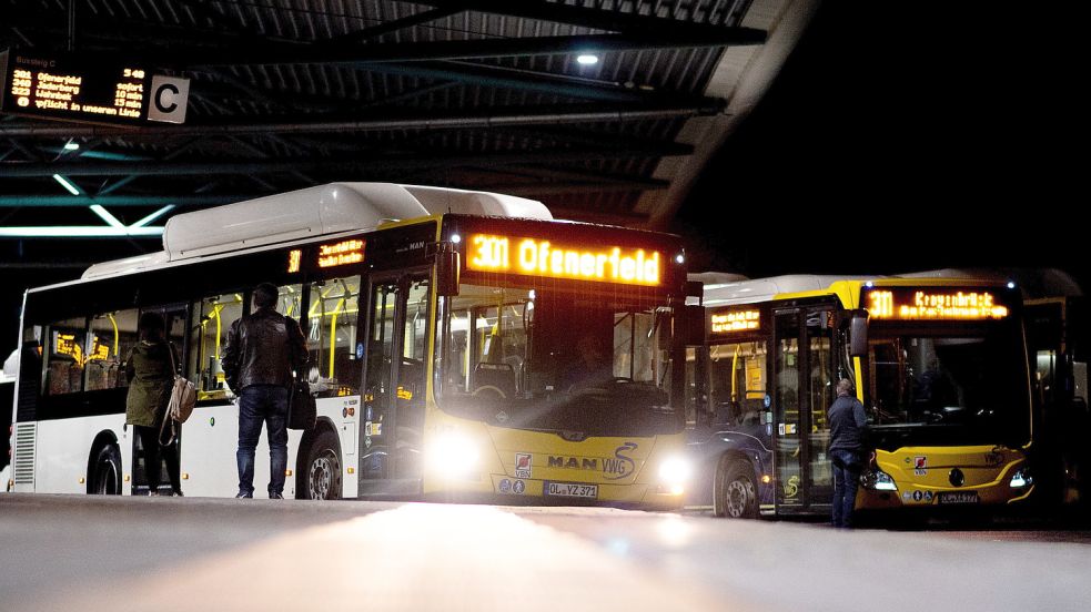 Diese Oldenburger Linienbusse bedienen zwar keine Nachtlinien. Doch das Bild steht symbolisch für den Busverkehr auch am Abend.Foto: DPA