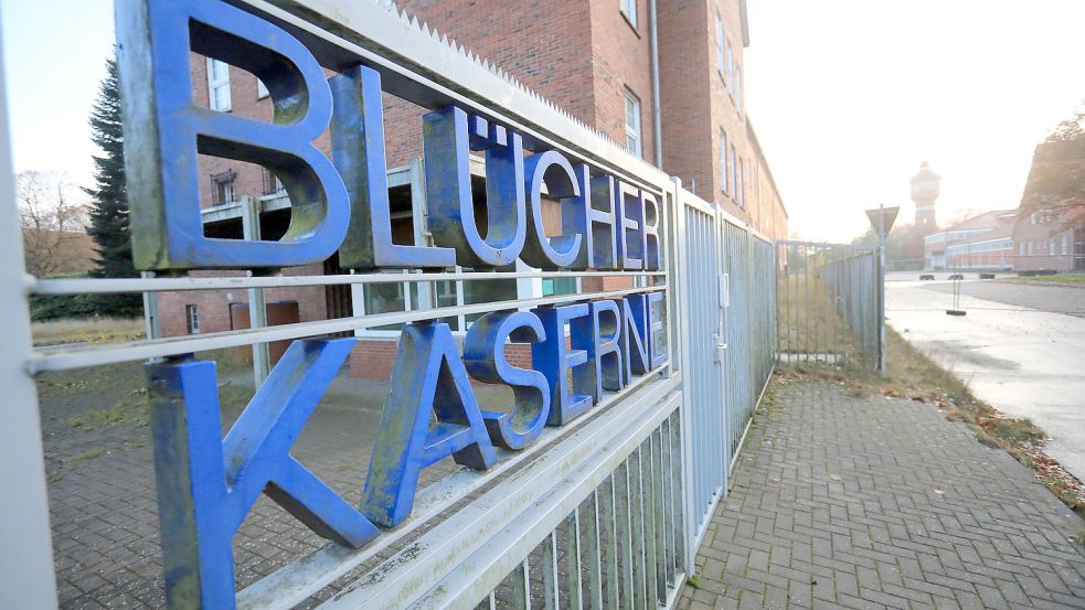 Eingangstor der ehemaligen Auricher Blücherkaserne im November 2019, im Hintergrund der Auricher Wasserturm. Foto: Romuald Banik