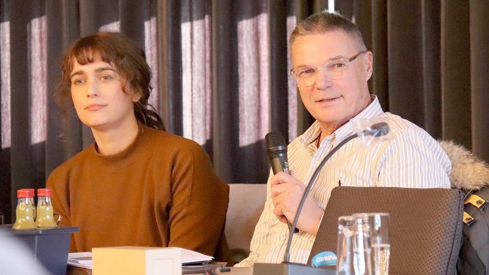Rebecca Bernsdorf und Norbert Dittel stellten die Pläne für das Divisionsgebäude vor. Foto: Heino Hermanns