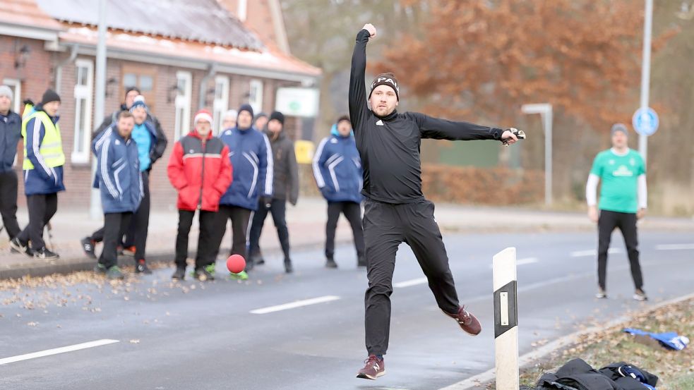 Der Anwurf bei den Wettkämpfen wird immer vor der Gaststätte Rocker (links) vollzogen. Eine Meisterfeier wird es dort dieses Jahr nicht geben. Foto: Wilfried Gronewold