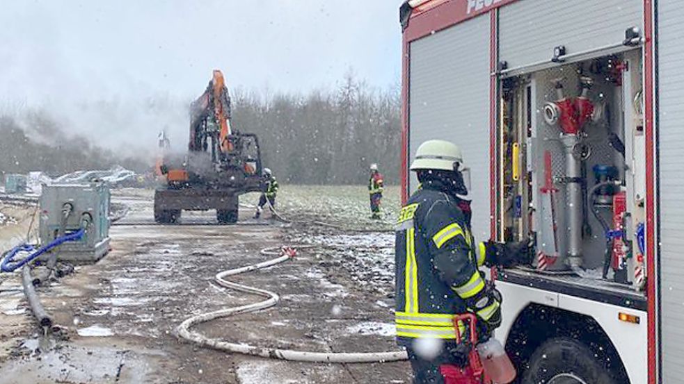 Auf einer Baustelle in Ludwigsdorf geriet am Mittwoch ein Radlader in Brand. Foto: Pascal Coordes/Feuerwehr