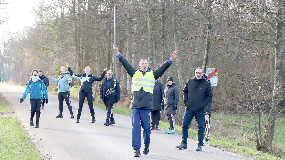 Jubel über gelungene Würfe wünschen sich Werferinnen und Anweiser von Rahe auch im letzten Saisonspiel zu Hause gegen Müggenkrug. „Ostfrisia“ kann sich mit einem Heimsieg für die Teilnahme an der Verbandsmeisterschaft qualifizieren. Foto: Wilfried Gronewold