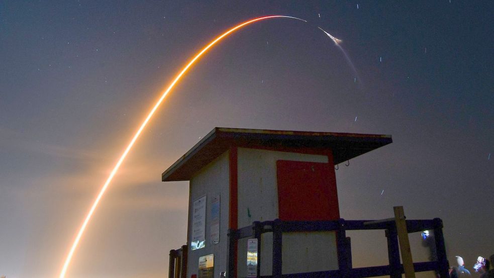 Eine Rakete der Raumfahrtfirma SpaceX startet in Florida mit einem „Dragon“-Frachter zur Internationalen Raumstation (ISS). Foto: Malcolm Denemark/Florida Today/AP/dpa