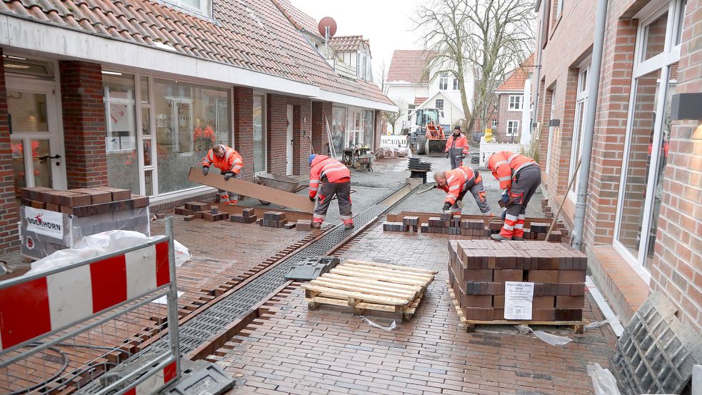 Bis Ende März sollen die Pflasterarbeiten im ersten Bauabschnitt beendet sein. Foto: Romuald Banik