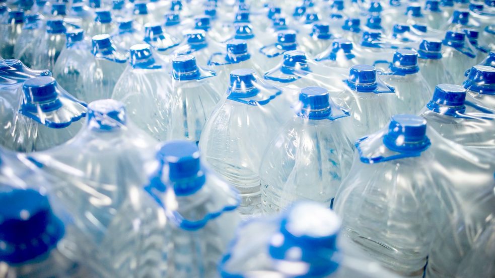 Wasserflaschen stehen in einer Fabrik zur Produktion von Mineralwasser. Foto: picture alliance / dpa