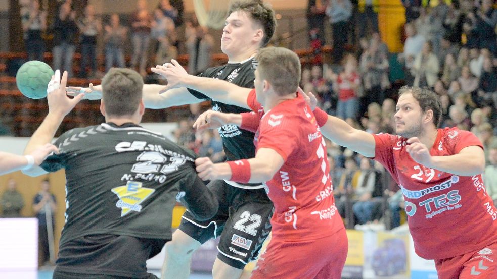 Packend war das erste Derby-Aufeinandertreffen, als der OHV Aurich (mit Ball Jonas Wark) beim Wilhelmshavener HV antrat und positiv überraschte. Am Freitag steigt jetzt in der Sparkassen-Arena in Aurich das Rückspiel. Foto: Bernd Wolfenberg