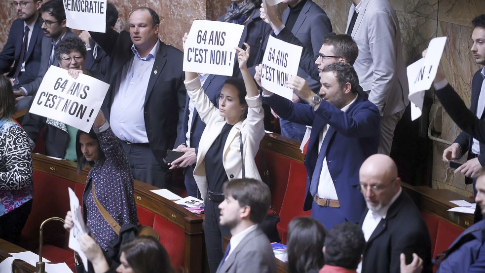 Oppositionspolitiker hielten Schilder mit der Aufschrift „Nein zu 64 Jahren“ hoch, um ihren Unmut über die Rentenreform zum Ausdruck zu bringen. Foto: dpa/AP/Thomas Padilla