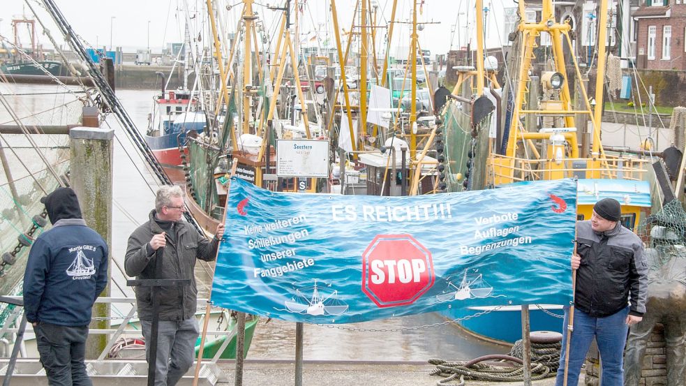 In Neuharlingersiel protestieren hiesige Fischer bei einem Treffen mit der Fischereiministerin Niedersachsens gegen die Pläne der EU. Foto: DPA