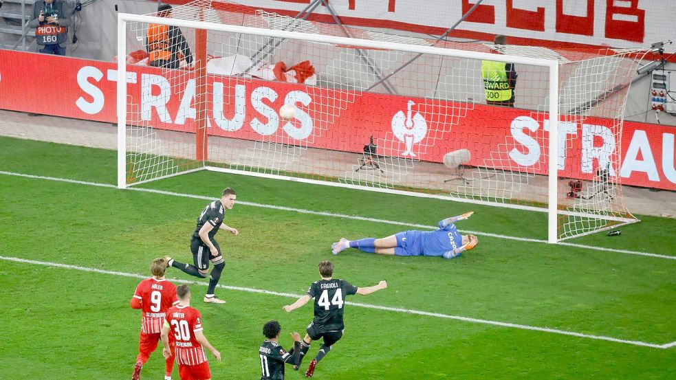 Unglücklich: Juve-Profi Dusan Vlahovic (M.) traf per Elfmeter gegen Mark Flekken. Foto: Philipp von Ditfurth/dpa