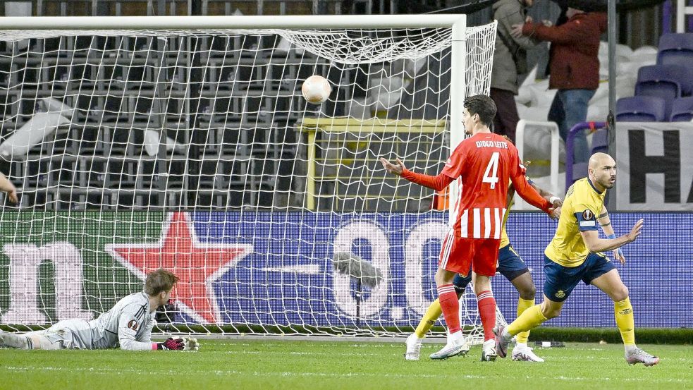 Teddy Teuma (r) von Royale Union Saint-Gilloise dreht nach seinem Treffer jubelnd ab. Foto: Laurie Dieffembacq/Belga/dpa