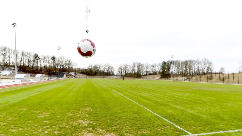 Ein Kopfball-Pendel für das Fußballtraining. Foto: Andreas Gebert/dpa