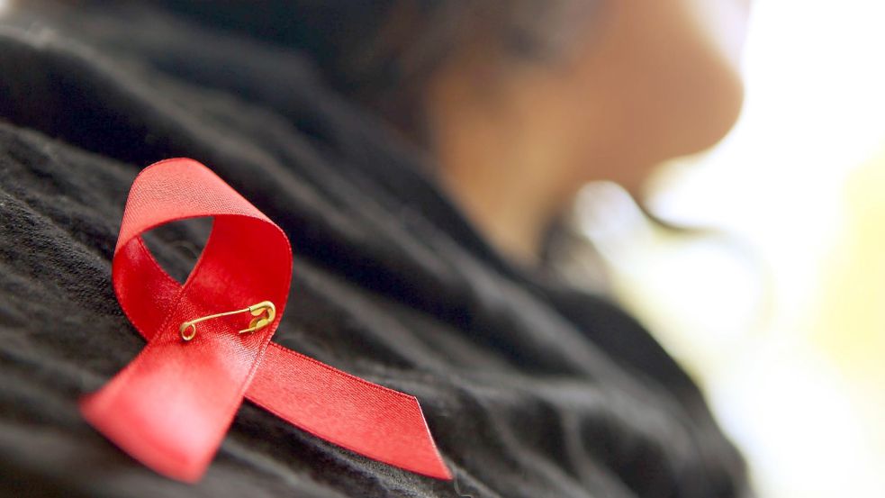 Die rote Schleife ist ein Symbol der Solidarität mit Menschen, die Aids haben oder HIV-infiziert sind. Foto: Oliver Berg/dpa