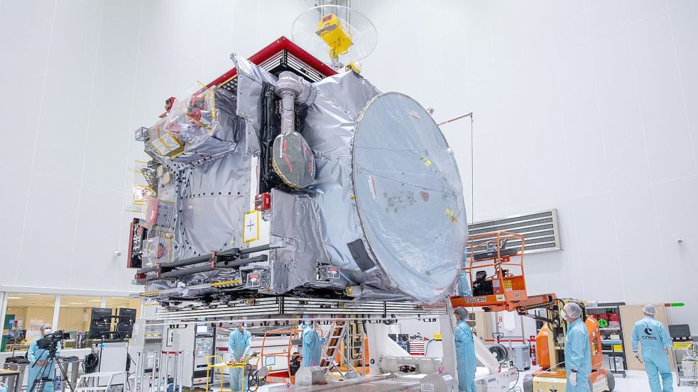 Die Sonde „Juice“ wird auf dem europäischen Weltraumbahnhof in Französisch-Guayana ausgepackt. Foto: S. Martin/ESA-CNES-Arianespace/Optique video du CSG/dpa