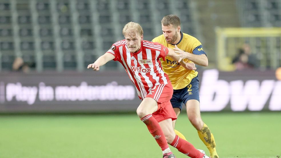 Berlins Morten Thorsby (l) und Unions Bart Nieuwkoop kämpfen um den Ball. Foto: Bruno Fahy/Belga/dpa