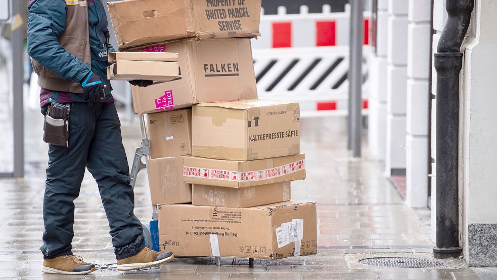 SPD und Grüne im Landtag von Niedersachsen wollen sich für bessere Arbeitsbedingungen von Paketboten einsetzen. Foto: Sven Hoppe/dpa