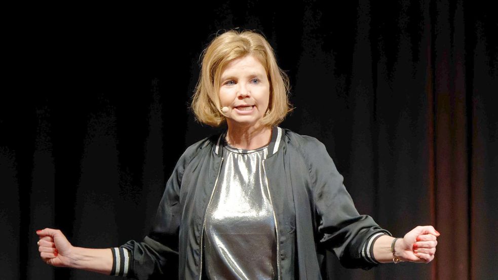 Die Schauspielerin Annette Frier steht bei der Veranstaltung „Remix 4!“ beim Literaturfestival Lit.Cologne auf der Bühne. Foto: Henning Kaiser/dpa