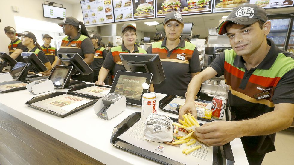 Je nach Tätigkeit ist es möglich, dass Angestellte bei Burger King kaum mehr als den aktuellen Mindestlohn bekommen. Foto: Nicolas Maeterlinck/BELGA/dpa