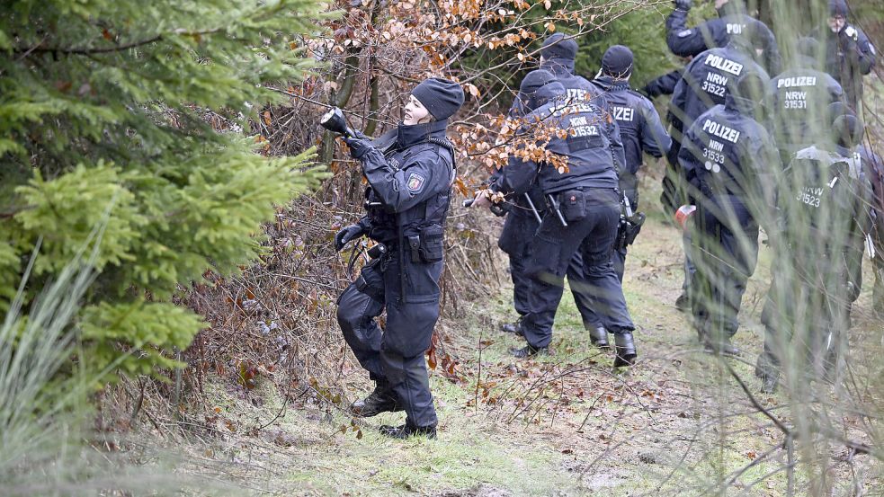 Polizisten am Fundort der getöteten Luise aus Freudenberg: Ein Rechtspsychologe schildert Gründe für Gewalt unter Jugendlichen. Foto: dpa/Roberto Pfeil