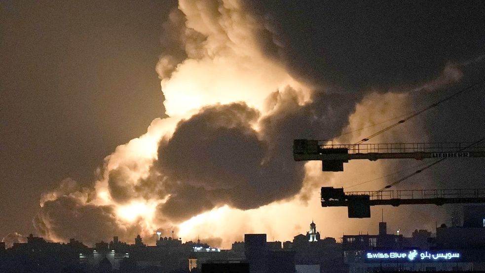 Eine Explosion und eine riesige Rauchwolke in der Nähe der Rennstrecke von Dschidda haben im Formel-1-Fahrerlager in Saudi-Arabien Sorgen ausgelöst. Foto: Hassan Ammar/AP/dpa