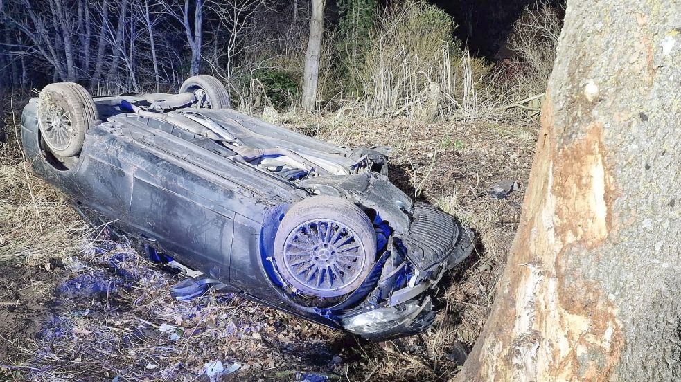 Bei einem Unfall in Theene hat sich ein Auto überschlagen. Foto: Kreisfeuerwehr Aurich