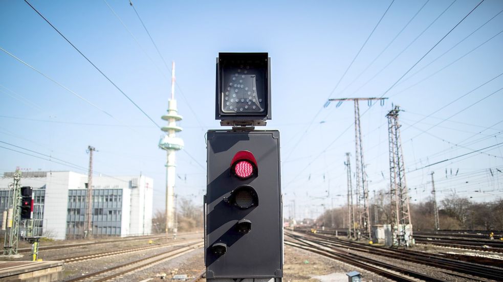 Eine Ampel steht auf rot vor den Gleisen am Hauptbahnhof in Richtung Essen. Foto: Marcel Kusch/dpa