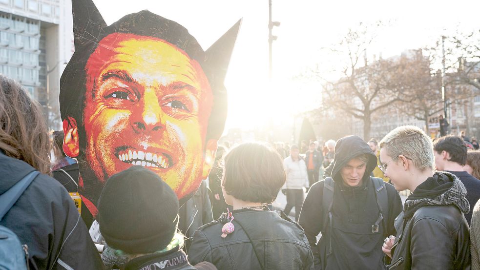 Mit spitzen Teufelshörnern zeigt dieses Protestschild Frankreichs Präsident Macron. Seine Rentenpolitik wird kritisiert. Foto: Imago images/NurPhoto
