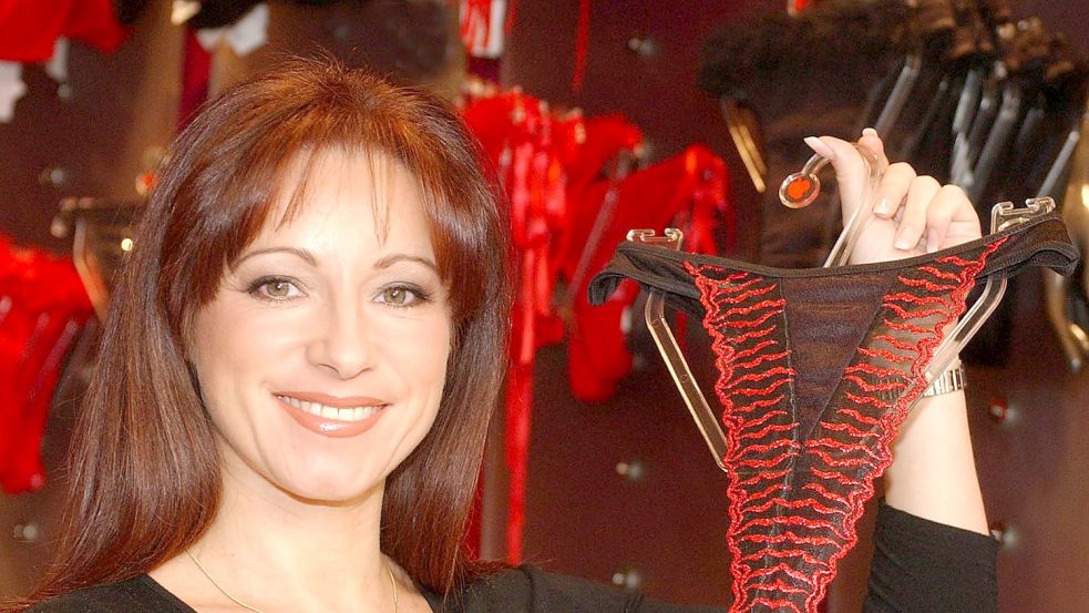 Jacqueline Gold in einem ihrer Geschäfte in der Oxford Street im Zentrum Londons. Foto: Kirsty Wigglesworth/PA Wire/dpa