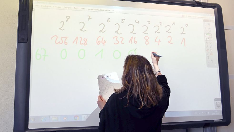 Eine Realschülerin einer zehnten Klasse arbeitet in einer Unterrichtsstunde an einem Active Board (interaktive Tafel). Foto: Uli Deck/dpa
