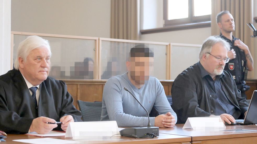 Am Freitag hat der Prozess gegen einen 27-jährigen Auricher begonnen. Verteidigt wird er von den Anwälten Martin Lindemann (links) und Joachim Müller. Foto: Romuald Banik