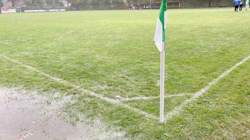 Pfützen am Spielfeldrand und feuchter Rasen: Gegenwärtig kommen die hiesigen Fußballplätze in einem kritischen Zustand daher. Erneut drohen Spielausfälle, falls es wieder regnen sollte. Foto: Marco Lindenbeck