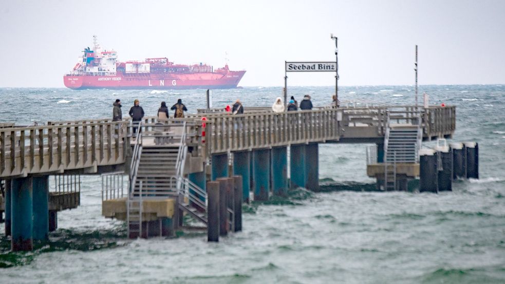 Ein LNG-Shuttle-Tanker vor der Küste der Insel Rügen. Foto: Stefan Sauer/dpa