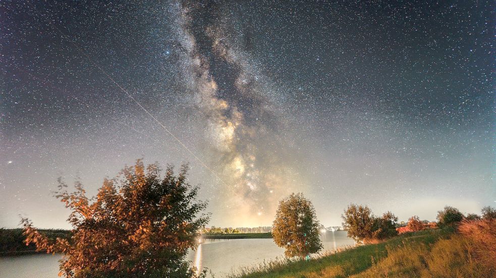 Milan Folkers fotografierte die Milchstraße über dem Hafen von Greetsiel und begeisterte dadurch die Leserinnen und Leser der ON. Mit dem Bild wurde der Auricher ON-Leserfotograf des Jahres 2022.