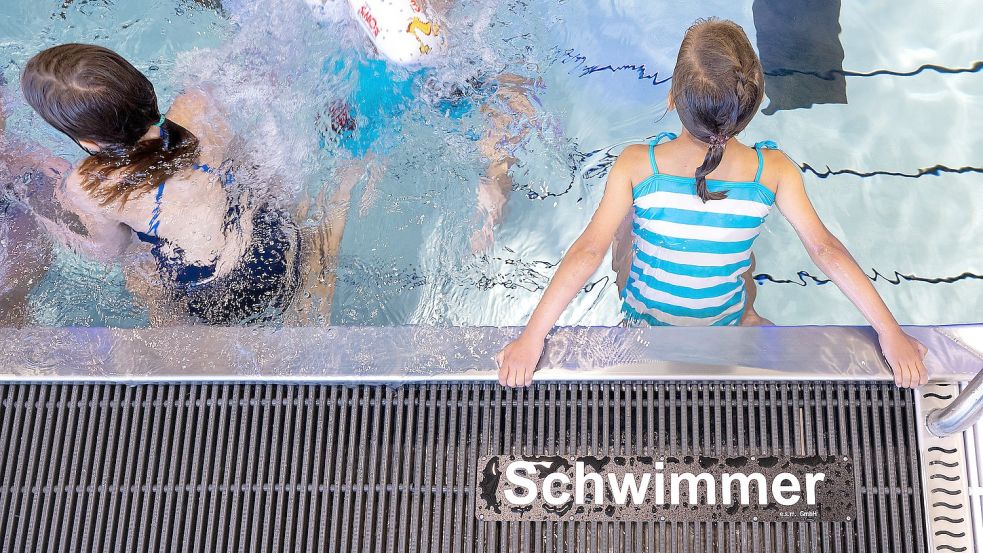 Kinder nehmen an einem Schwimmkurs teil. Foto: DPA