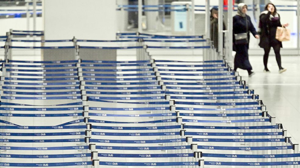 Am Freitag waren an den beiden größten Airports in NRW, Köln und Düsseldorf, insgesamt Hunderte Flüge ausgefallen. Foto: Federico Gambarini/dpa