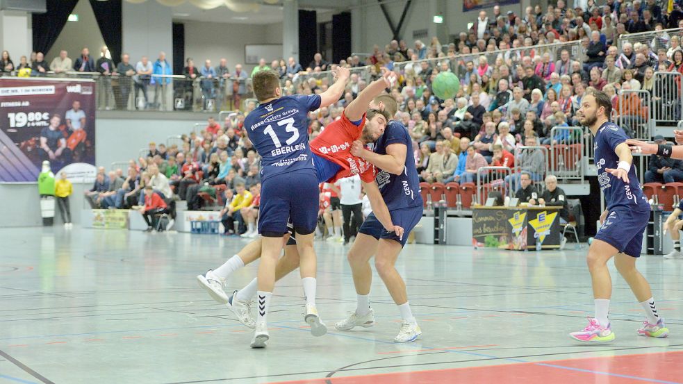 OHV-Spieler Petar Puljic wird von zwei Gegenspielern bedrängt. Das Derby blieb aber fair. Foto: Bernd Wolfenberg