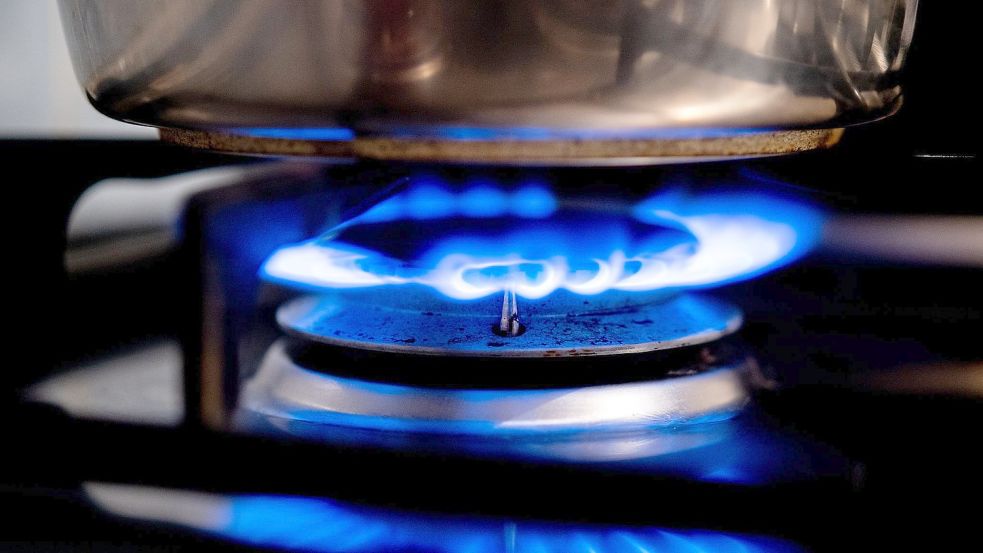 Eine Gasflamme brennt auf einem Küchenherd. Foto: Hauke-Christian Dittrich/dpa