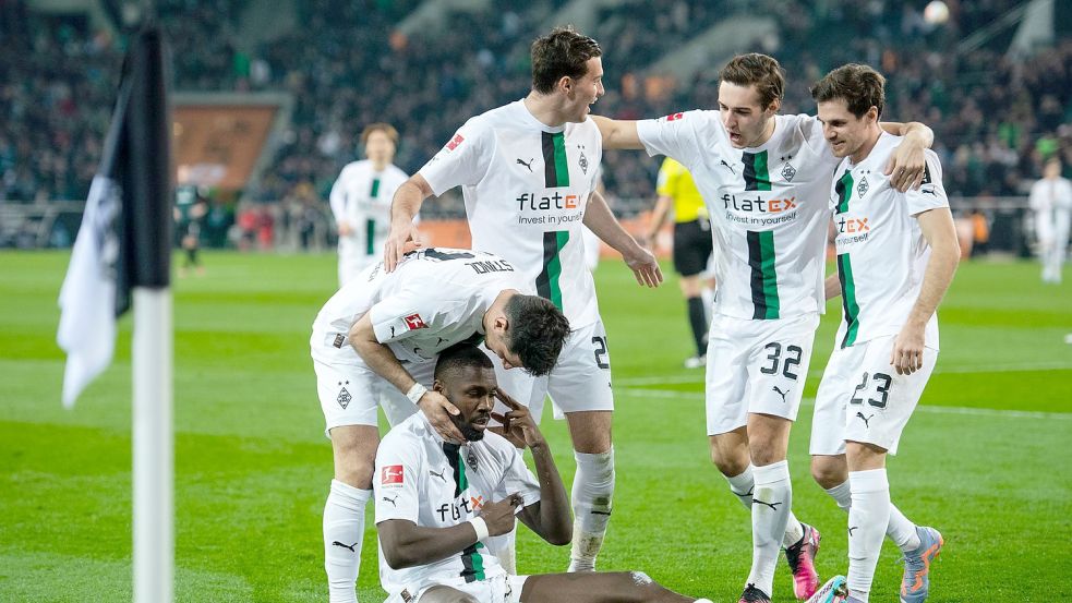 Jonas Hofmann (r) und die Gladbacher kamen gegen Werder Bremen nicht über ein 2:2 hinaus. Foto: Marius Becker/dpa