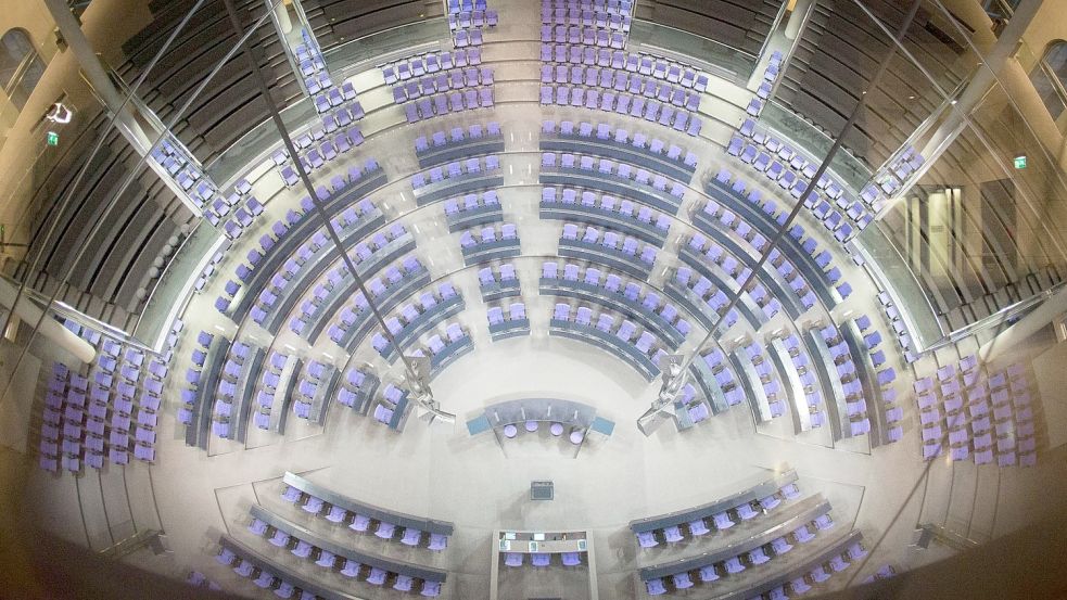 Das leere Plenum des Deutschen Bundestags. Künftig sollen hier nur noch 630 Sitze stehen. Foto: picture alliance / Michael Kappeler/dpa
