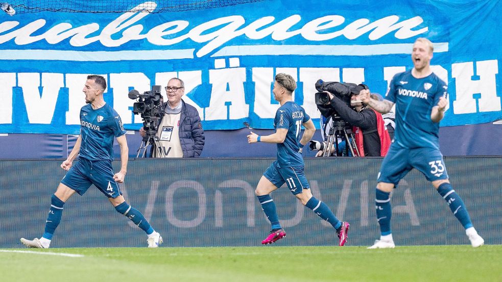 Bochums Erhan Masovic (l-r), Takuma Asano und Philipp Hofmann jubeln nach dem Tor zum 1:0. Foto: David Inderlied/dpa