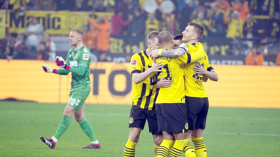 Dortmunds Marco Reus (r) jubelt mit den Teamkollegen über seinen Treffer zum 6:1. Hinten Kölns Torwart Marvin Schwäbe. Foto: Bernd Thissen/dpa