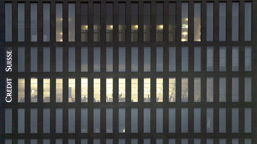 Das Logo an einem Gebäude der Credit Suisse Bank in Zürich-Oerlikon. Angesichts eines Kurseinbruchs und starker Verunsicherung um die Crédit Suisse will die Schweizer Nationalbank (SNB) dem Finanzinstitut bei Bedarf Liquidität zur Verfügung stellen. Foto: Michael Buholzer/KEYSTONE/dpa