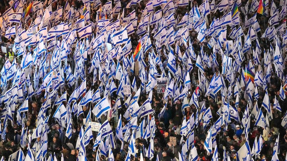 Tausende Demonstranten sind hier in Tel Aviv auf die Straße gegangen um gegen die geplante Justizreform zu protestieren. Foto: Tsafrir Abayov/AP