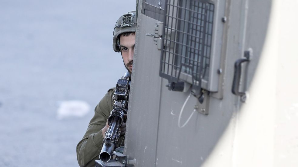 Ein israelischer Soldat im Einsatz im Westjordanland. (Symbolbild) Foto: Ayman Nobani/dpa