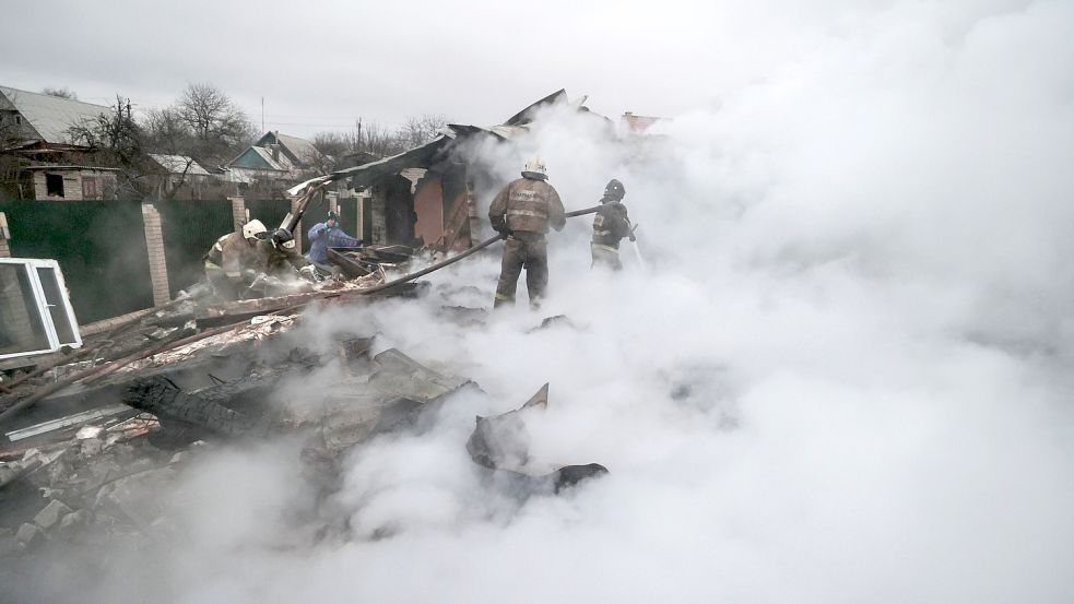 Feuerwehrleute löschen ein Feuer nach Beschuss im ukrainischen Charzysk. Foto: Alexei Alexandrov/AP