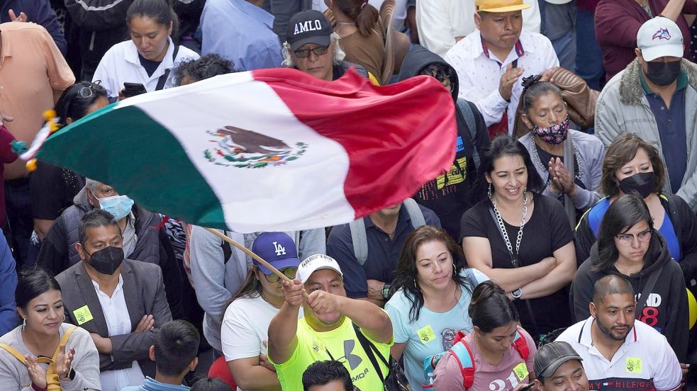 Anhänger des mexikanischen Präsidenten Lopez Obrador in Mexiko-Stadt. Foto: Marco Ugarte/AP/dpa