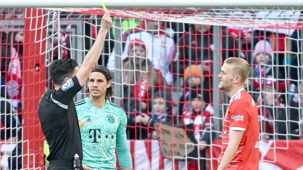 Bayern Münchens Matthijs de Ligt (r) hat in dieser Saison bislang viermal Gelb gesehen. Foto: Sven Hoppe/dpa