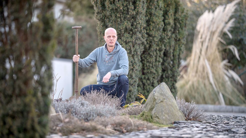 Zeigt sich selbstkritisch: Grünen-Politiker Michael Labetzke aus Bremerhaven-Weddewarden in seinem Vorgarten. Foto: Arnd Hartmann